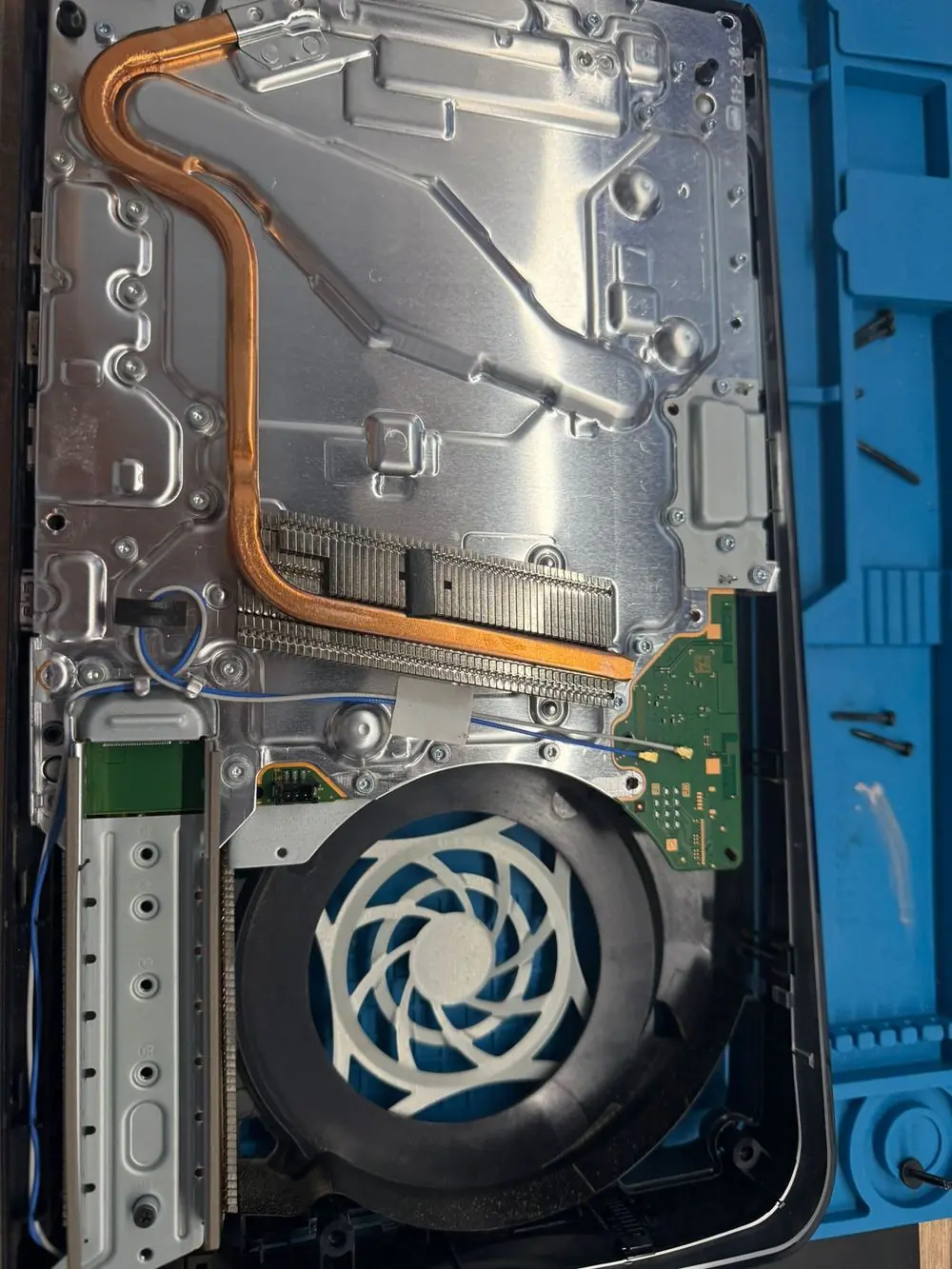 PS5 ouverte à l’atelier : ventilateur et radiateur